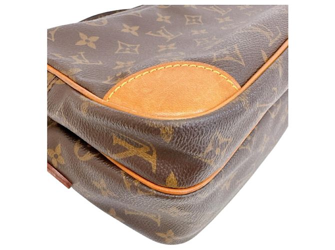 Borsa a tracolla Louis Vuitton Nile Monogram Marrone Monogramma - vista 4