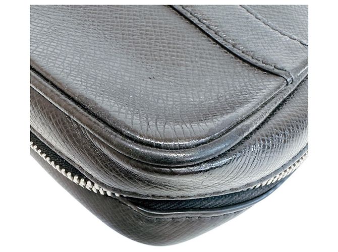 Pochette Louis Vuitton in pelle Taiga Nero - vista 3