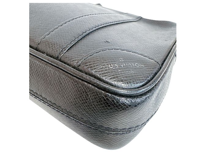 Pochette Louis Vuitton in pelle Taiga Nero - vista 4