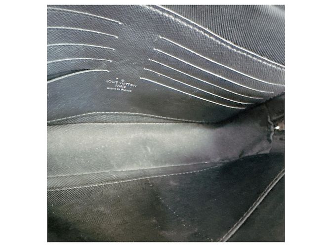 Pochette Louis Vuitton in pelle Taiga Nero - vista 6