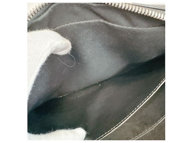 Pochette Louis Vuitton in pelle Taiga Nero - vista 7