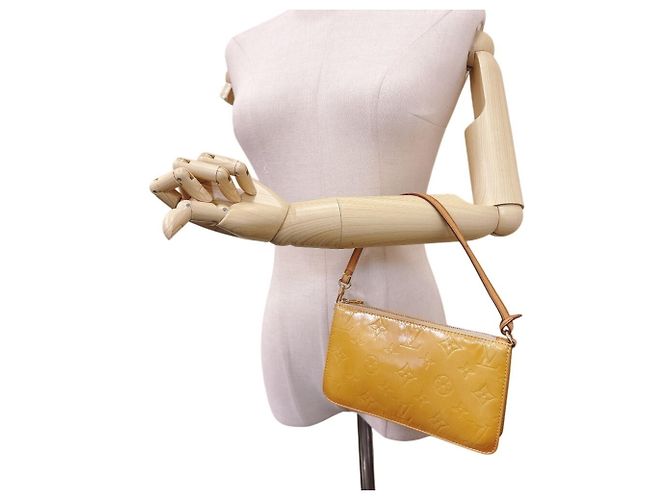 Borsa Louis Vuitton Lexington Monogram Vernis Giallo - vista 9