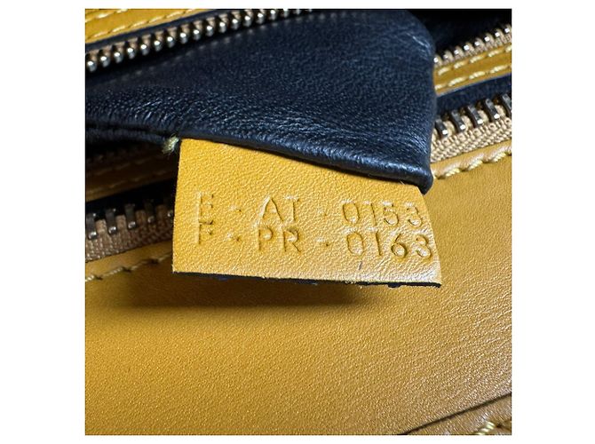 Céline Borsa a mano Celine Luggage Micro Shopper in pelle Nero Giallo - vista 13