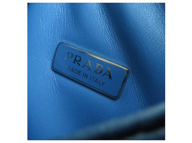 Prada Schultertasche aus blauem Leder - Ansicht 12