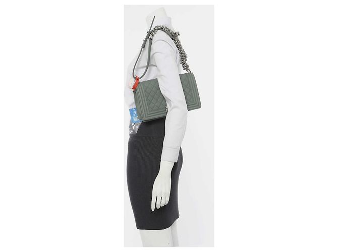 Borsa Chanel Le Boy Medium in pelle di vitello granulata verde Grigio Verde scuro - vista 2