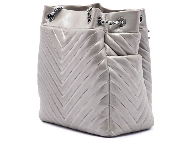 Borsa secchiello Chanel Urban Spirit Small in vitello iridescente argento con motivo Chevron - vista 2