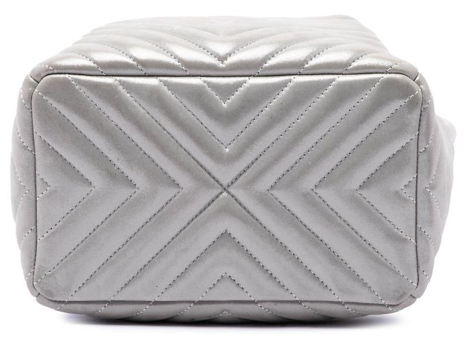 Borsa secchiello Chanel Urban Spirit Small in vitello iridescente argento con motivo Chevron - vista 3