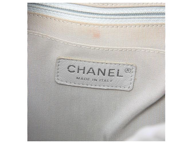 Borsa secchiello Chanel Urban Spirit Small in vitello iridescente argento con motivo Chevron - vista 5