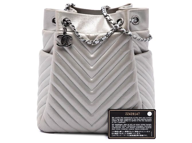 Borsa secchiello Chanel Urban Spirit Small in vitello iridescente argento con motivo Chevron - vista 7