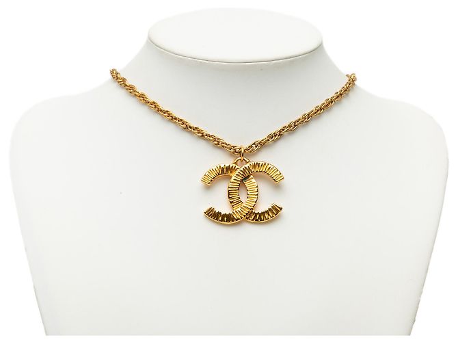 Collana con pendente testurizzato Chanel Gold CC placcato oro D'oro - vista 7