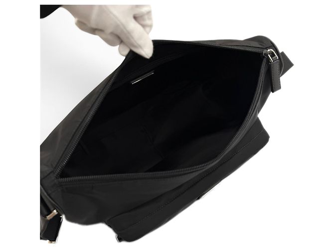 Borsa a tracolla Prada in Re-Nylon nera Large con rifiniture in Saffiano Nero - vista 4