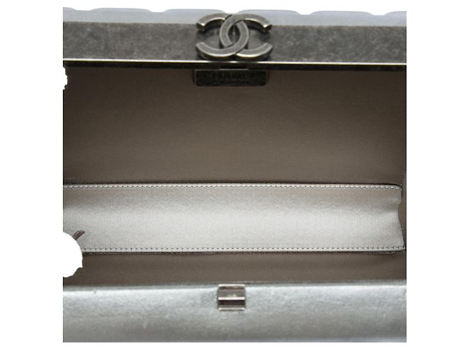 Chanel Silver Chocolate Bar Metallic Lambskin Frame Clutch mit Kette Silber - Ansicht 4