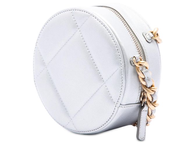 Chanel 19 runde Clutch aus silber-metallic Lammleder mit Kette - Ansicht 2