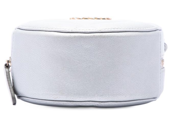 Chanel 19 runde Clutch aus silber-metallic Lammleder mit Kette - Ansicht 3