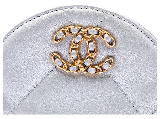 Chanel 19 runde Clutch aus silber-metallic Lammleder mit Kette - Ansicht 5