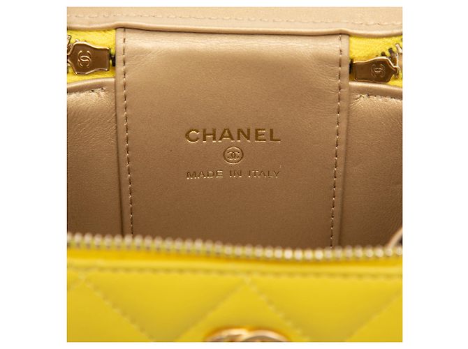 Mini Vanity Case Chanel Yellow CC Matelassé in Lambskin con Catena Giallo - vista 5