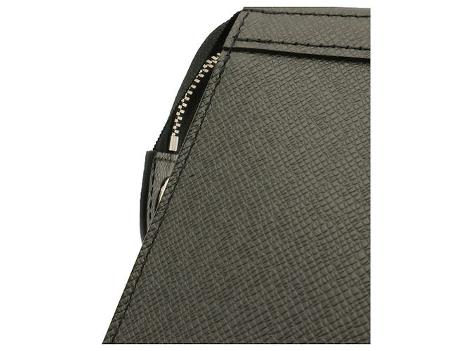 Louis Vuitton Taiga Pochette Voyage MM Clutch Bag Nero - vista 5