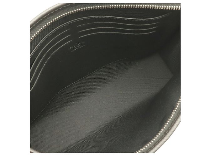 Louis Vuitton Taiga Pochette Voyage MM Clutch Bag Nero - vista 7