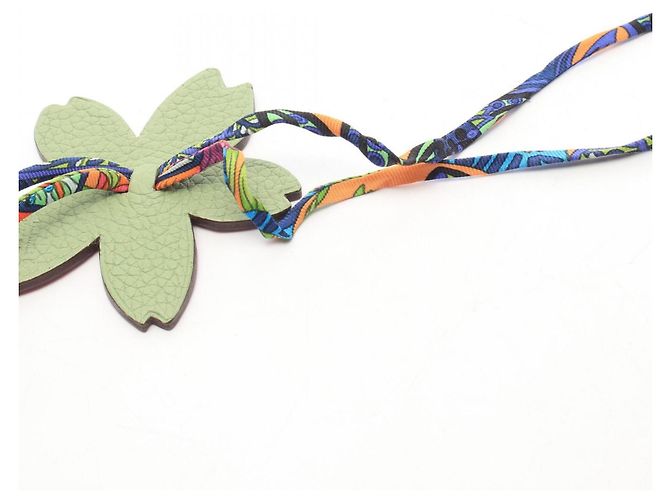 Hermès Accessorio Ciondolo Petit H Sakura Hermes Rosa Verde Verde chiaro - vista 4