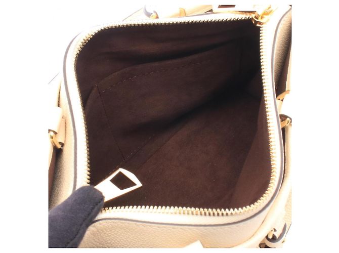 Borsa Louis Vuitton Trianon PM Monogram Empreinte Beige Crudo - vista 3