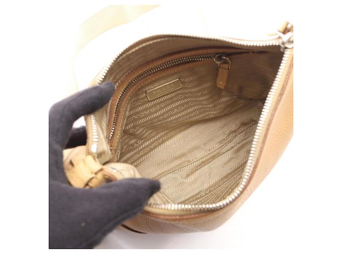 Borsa a tracolla Prada in pelle beige - vista 3