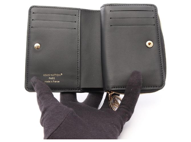 Louis Vuitton Portefeuille Lou Monogram Embossed Bi-fold Wallet Nero - vista 3