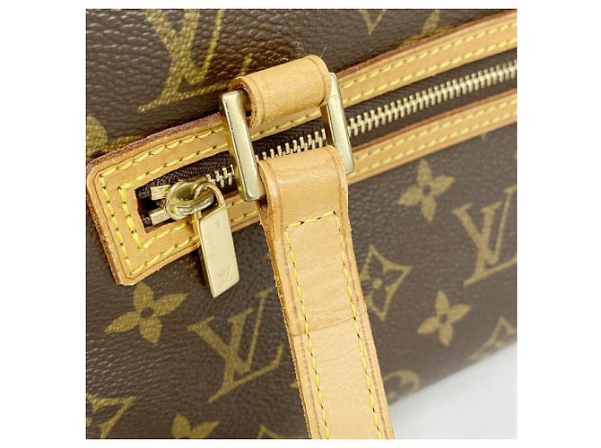 Bolso de hombro Louis Vuitton Monogram Cite MM Castaño - vista 8