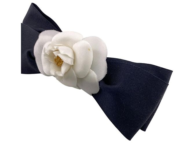 Barrette à ruban Chanel Flower Camellia Noir Blanc - vue 2