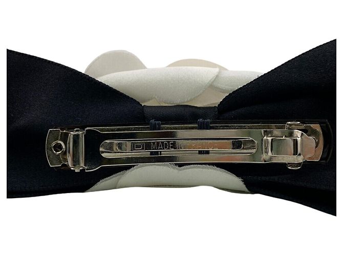Barrette à ruban Chanel Flower Camellia Noir Blanc - vue 6
