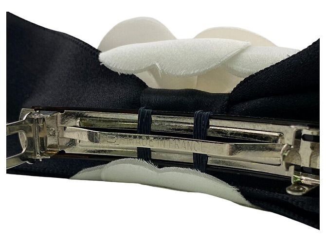 Barrette à ruban Chanel Flower Camellia Noir Blanc - vue 7