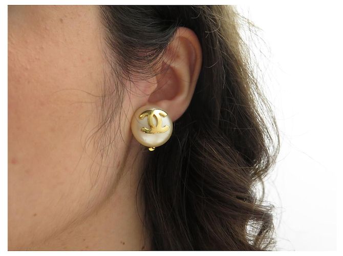 ORECCHINI VINTAGE CHANEL A POMPOLLO PERLE LOGO CC CASTELLANE 1989 EARRINGS D'oro - vista 11