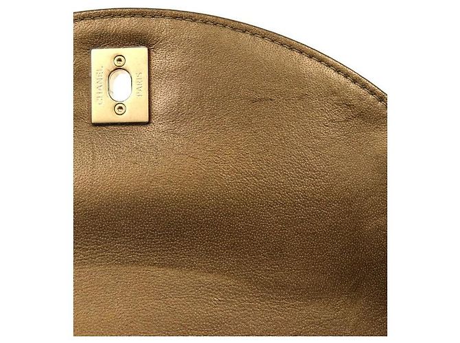 Chanel Borsa a tracolla matelassé con patta e catena oro metallizzato D'oro - vista 10