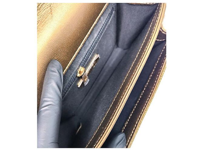 Chanel Borsa a tracolla matelassé con patta e catena oro metallizzato D'oro - vista 12