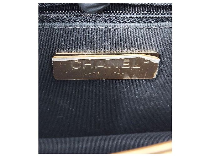 Chanel Borsa a tracolla matelassé con patta e catena oro metallizzato D'oro - vista 13