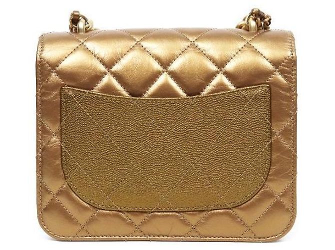 Chanel Borsa a tracolla matelassé con patta e catena oro metallizzato D'oro - vista 3
