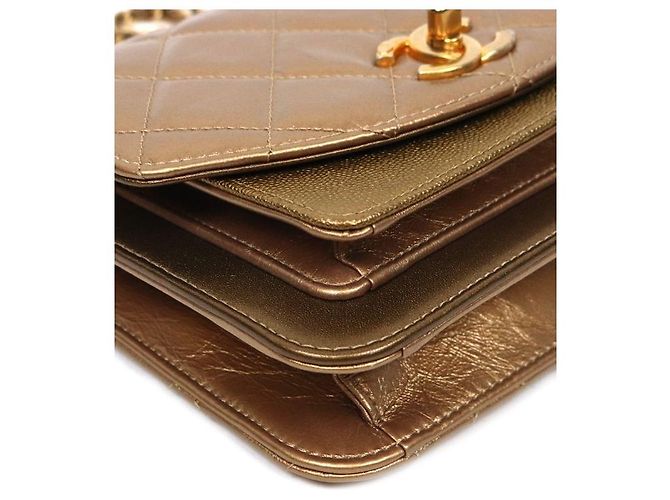 Chanel Borsa a tracolla matelassé con patta e catena oro metallizzato D'oro - vista 5