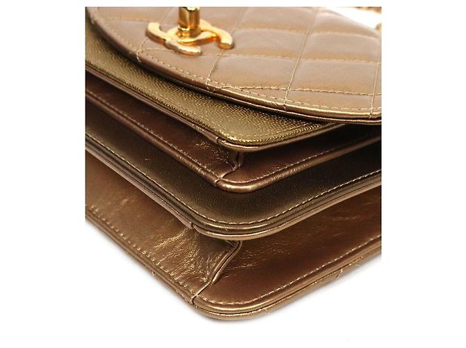 Chanel Borsa a tracolla matelassé con patta e catena oro metallizzato D'oro - vista 6