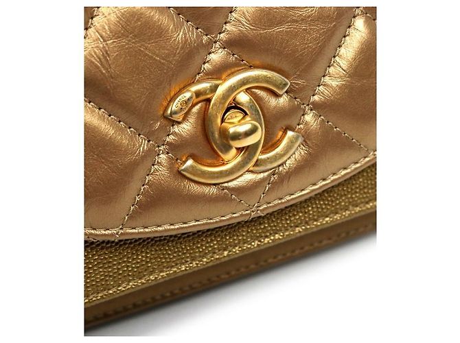 Chanel Borsa a tracolla matelassé con patta e catena oro metallizzato D'oro - vista 9