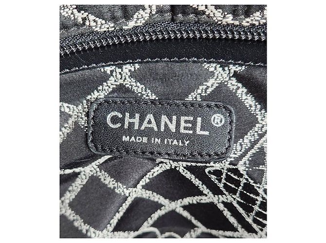 Chanel Borsa a tracolla Essential Black Stitch Nero - vista 12