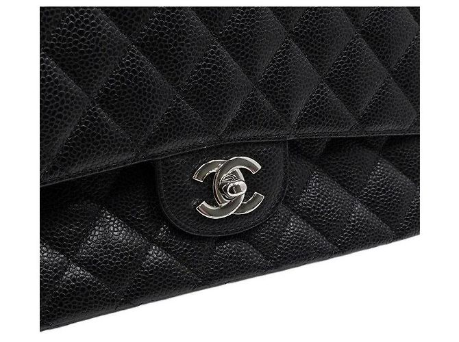 Chanel Bolsa de Ombro Medium em Caviar Preto Clássico com Corrente Prateada - vista 10