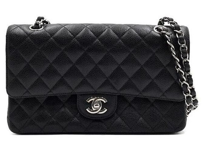 Chanel Bolsa de Ombro Medium em Caviar Preto Clássico com Corrente Prateada - vista 2