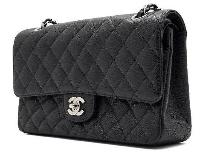 Chanel Bolsa de Ombro Medium em Caviar Preto Clássico com Corrente Prateada - vista 3
