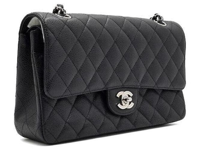 Chanel Bolsa de Ombro Medium em Caviar Preto Clássico com Corrente Prateada - vista 4