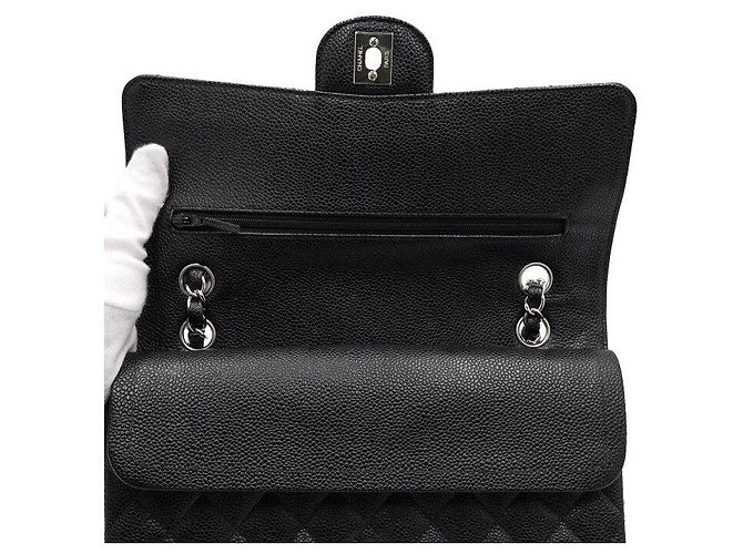 Chanel Bolsa de Ombro Medium em Caviar Preto Clássico com Corrente Prateada - vista 7