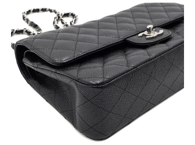 Chanel Bolsa de Ombro Medium em Caviar Preto Clássico com Corrente Prateada - vista 9