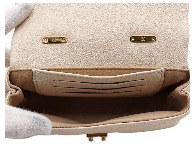 Louis Vuitton mala Nano Madeleine Top Handle Tote e mala tiracolo com corrente dourada em Monogram Empreinte Cream Branco - vista 6