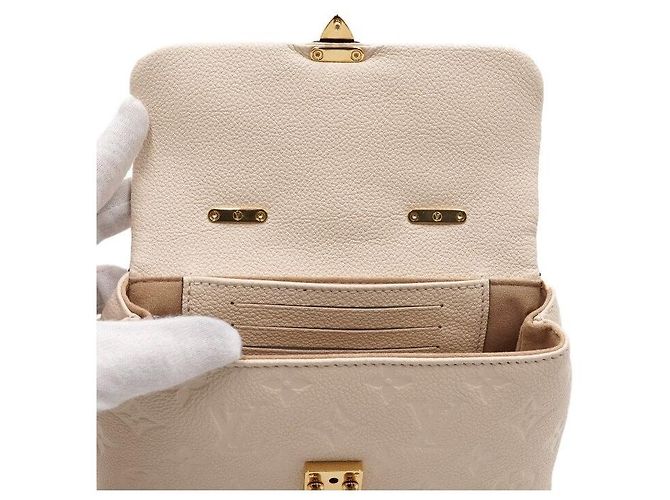 Louis Vuitton mala Nano Madeleine Top Handle Tote e mala tiracolo com corrente dourada em Monogram Empreinte Cream Branco - vista 7