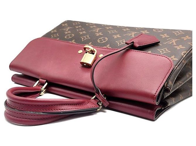 Bolso Louis Vuitton Monogram Venus Burgundy Roja - vista 6