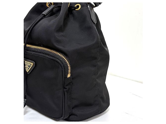 Prada Borsa bucket crossbody in nylon con logo triangolare Nero - vista 11