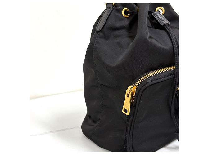 Prada Borsa bucket crossbody in nylon con logo triangolare Nero - vista 12